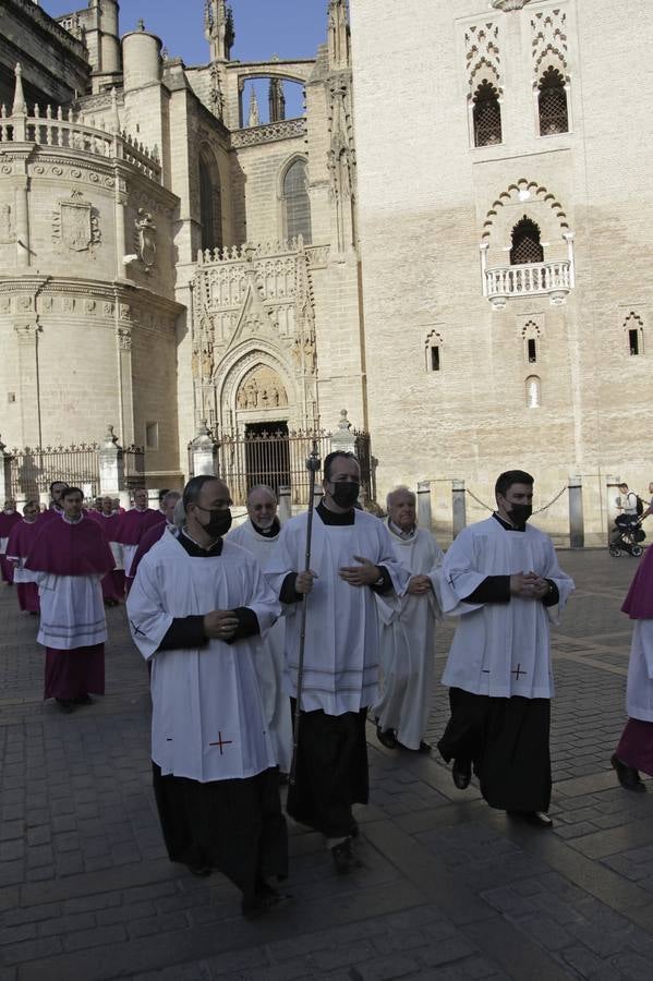 Procesión de los canónigos hasta la capilla del cardenal Amigo // JUAN FLORES