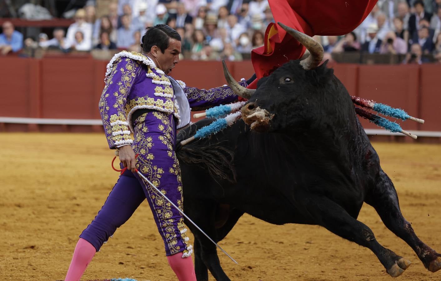 Corrida de Morante, Urdiales y Manzanares en la plaza de toros de Sevilla en 2022. JUAN FLORES