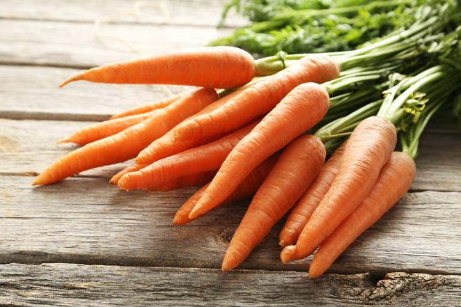 Zanahoria. Con ella se pueden hacer bases para pizza, cremas... La zanahoria es rica en betacaroteno o provitamina A que en el organismo se transforma en retinol o Vitamina A. Esta vitamina permite mitigar la acción de los radicales libres y fortalece tanto las uñas como el pelo (ayuda a la producción de sebo que beneficia el cuero cabelludo).