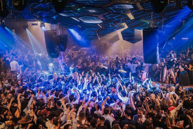 Las grandes discotecas emplean en torno a 2.100 trabajadores de manera directa y otros 700 de forma indirecta, según Ocio de Ibiza   . 