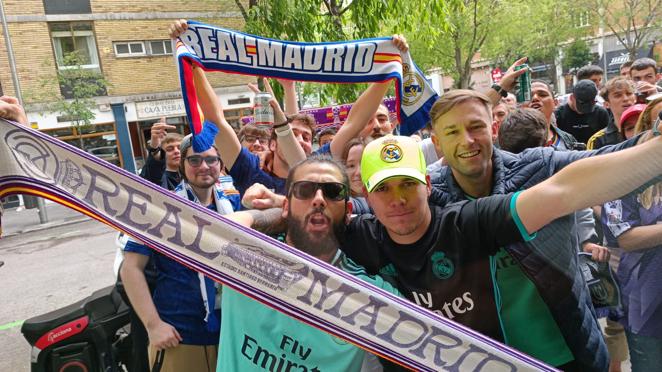 Fiesta en las inmediaciones del Bernabéu