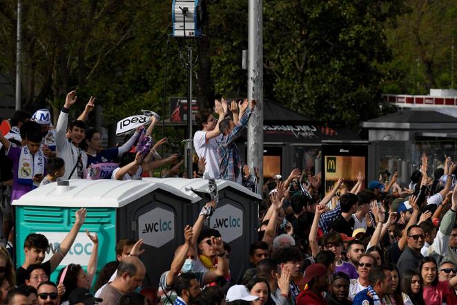 Madridistas a la espera del campeón de Liga en la plaza de Cibeles