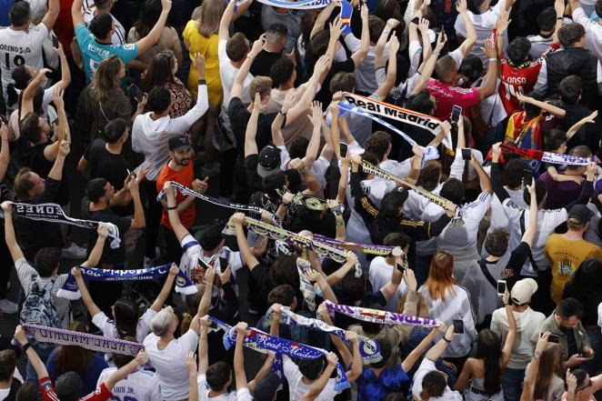 La afición ya está de fiesta en la plaza de Cibeles