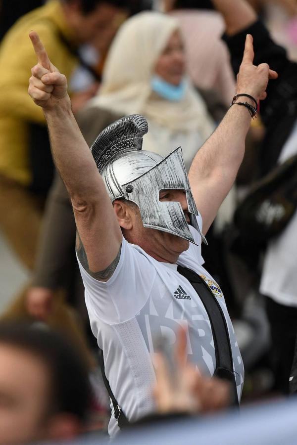 Un aficionado en la fiesta del Madrid