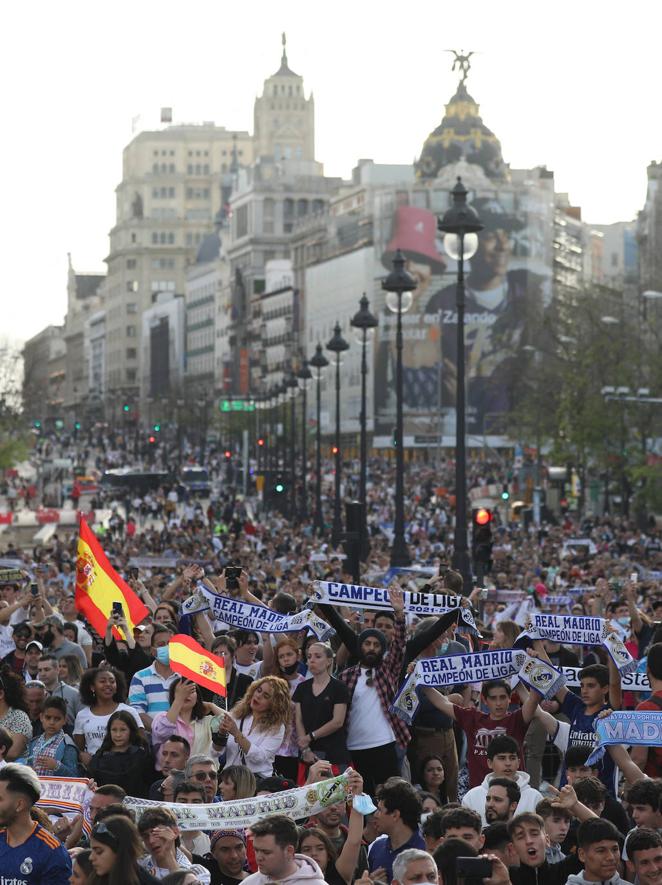 La hinchada esperando la llegada el equipo, con el edificio Metrópolis al fondo