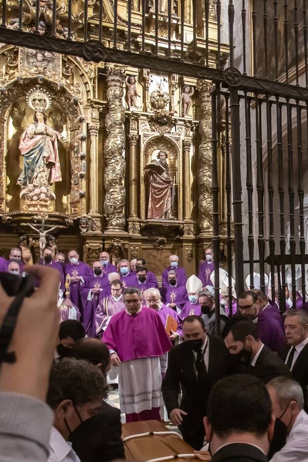 Entierro del cardenal Amigo Vallejo en la capilla de San Pablo de la Catedral de Sevilla. VANESSA GÓMEZ