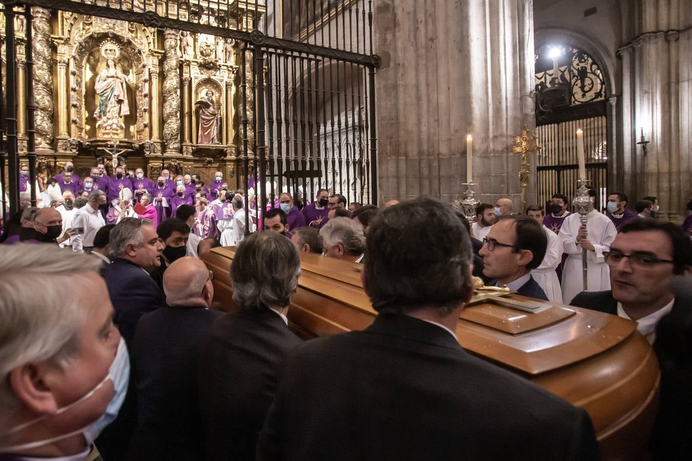 Entierro del cardenal Amigo Vallejo en la capilla de San Pablo de la Catedral de Sevilla. VANESSA GÓMEZ