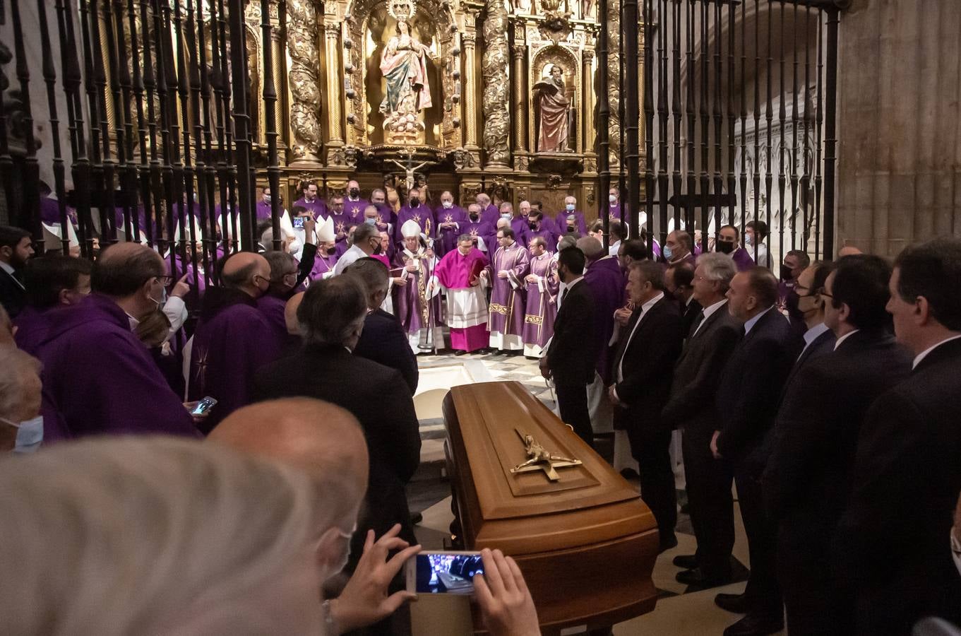 Entierro del cardenal Amigo Vallejo en la capilla de San Pablo de la Catedral de Sevilla. VANESSA GÓMEZ