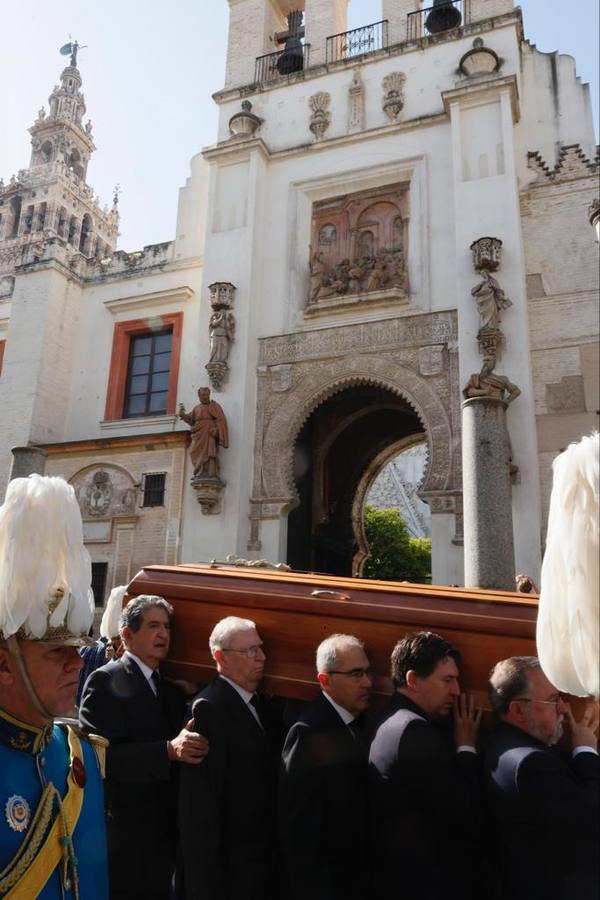 Cortejo fúnebre con los restos del cardenal Amigo Vallejo. MANUEL GÓMEZ