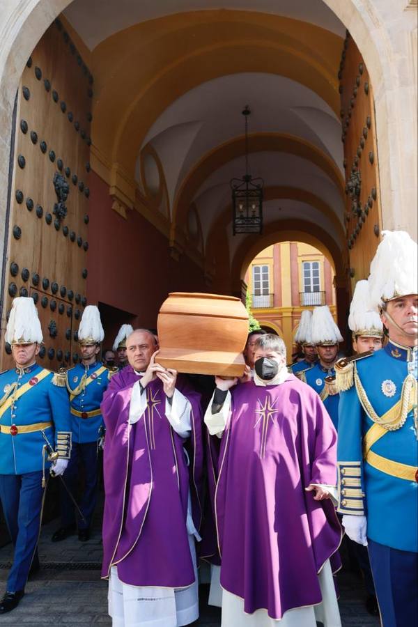 Cortejo fúnebre con los restos del cardenal Amigo Vallejo. MANUEL GÓMEZ