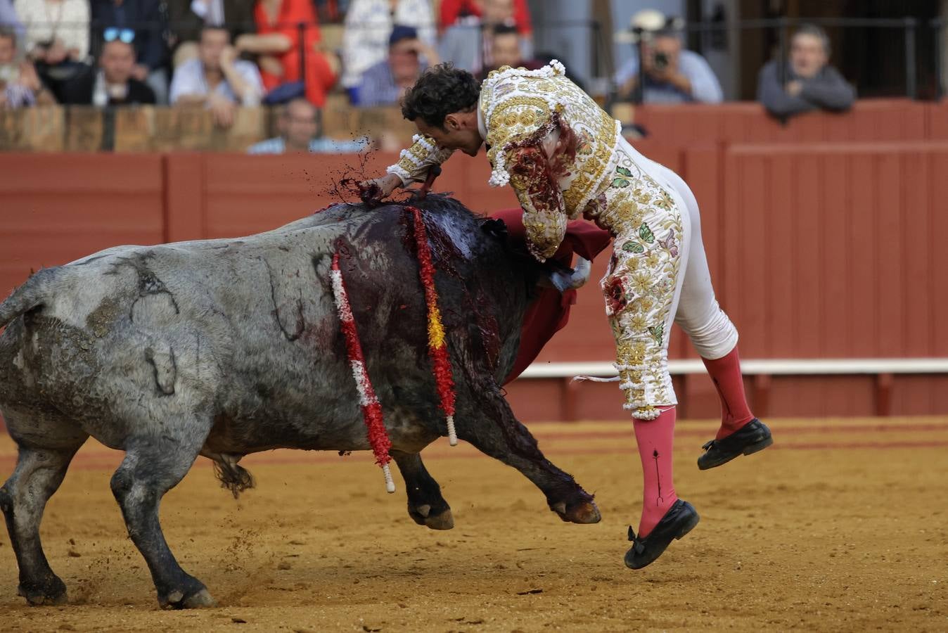 Mano a mano entre Ferrera y Perera en la plaza de toros de Sevilla en 2022. JUAN FLORES