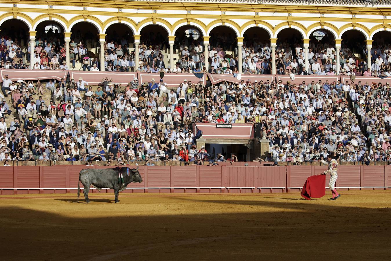 Mano a mano entre Ferrera y Perera en la plaza de toros de Sevilla en 2022. JUAN FLORES