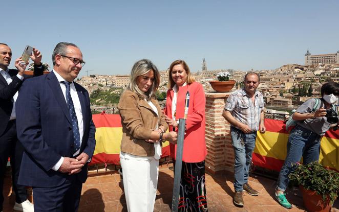 Los consejeros Juan Alfonso Ruiz Molina y Rosa Ana Rodríguez, con la alcaldesa Milagros Tolón. 