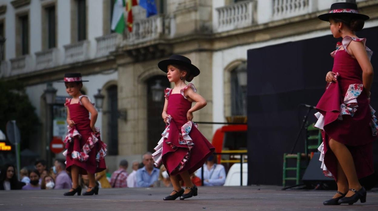 Cruces de Mayo en Córdoba | El vibrante Certamen de Academias de Baile