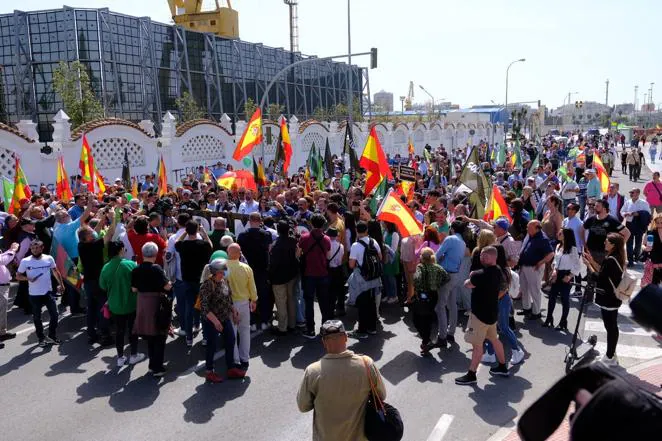 Santiago Abascal y los sindicatos CCOO y UGT ni se miran a la cara en Cádiz