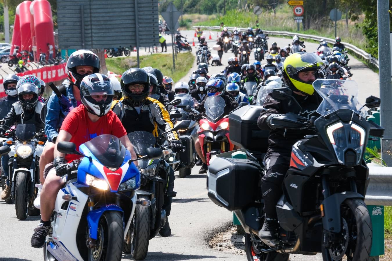 Fotos: salida de los moteros del circuito de Jerez tras la carrera de MotoGP