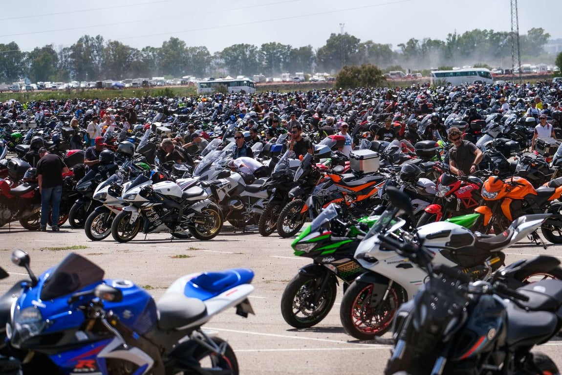 Fotos: salida de los moteros del circuito de Jerez tras la carrera de MotoGP