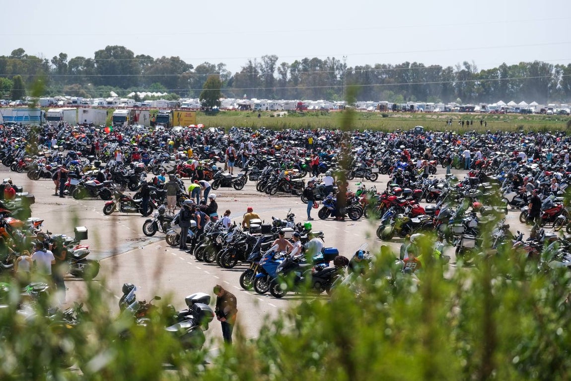 Fotos: salida de los moteros del circuito de Jerez tras la carrera de MotoGP