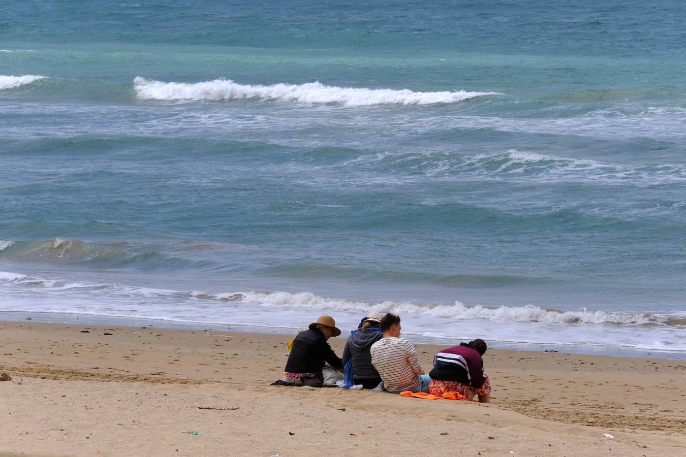 Fotos: Gran ambiente en las calles pero las playas se quedan a medio gas en el festivo del 2 de mayo en Cádiz