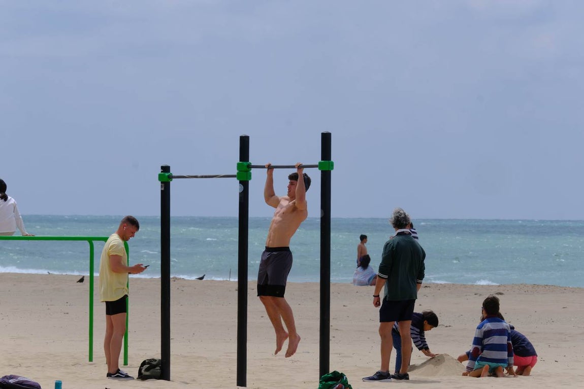 Fotos: Gran ambiente en las calles pero las playas se quedan a medio gas en el festivo del 2 de mayo en Cádiz