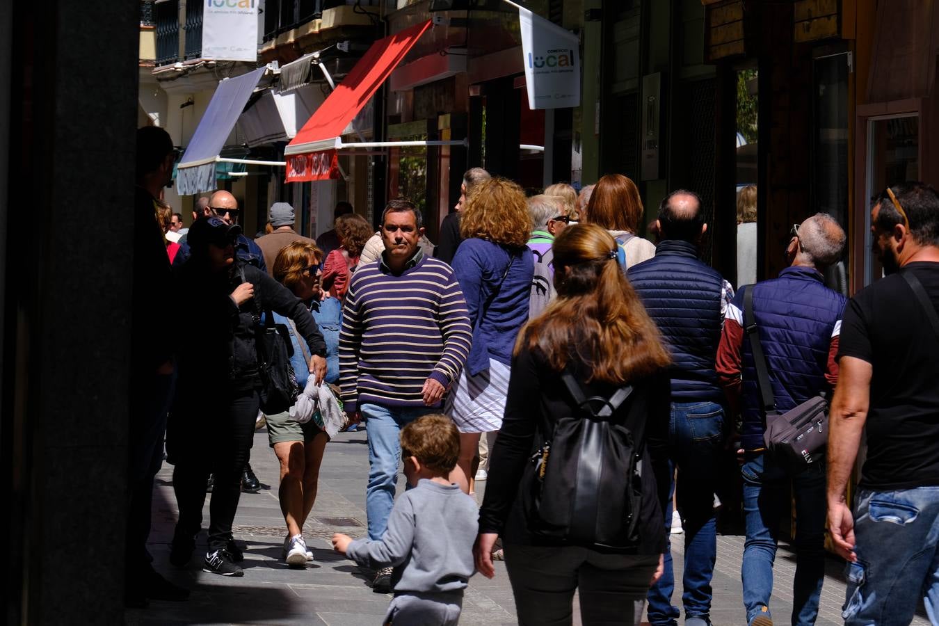 Fotos: Gran ambiente en las calles pero las playas se quedan a medio gas en el festivo del 2 de mayo en Cádiz