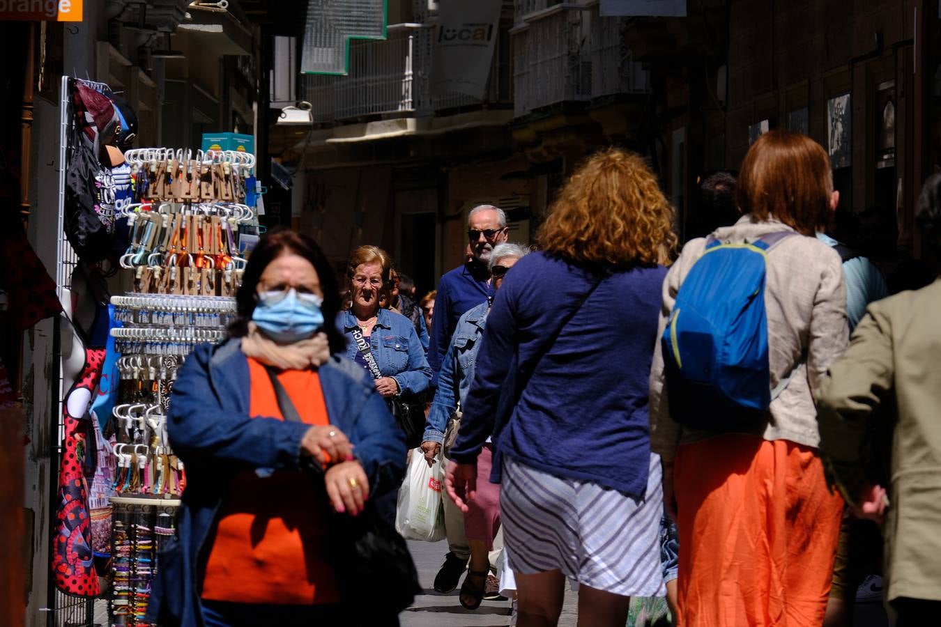 Fotos: Gran ambiente en las calles pero las playas se quedan a medio gas en el festivo del 2 de mayo en Cádiz