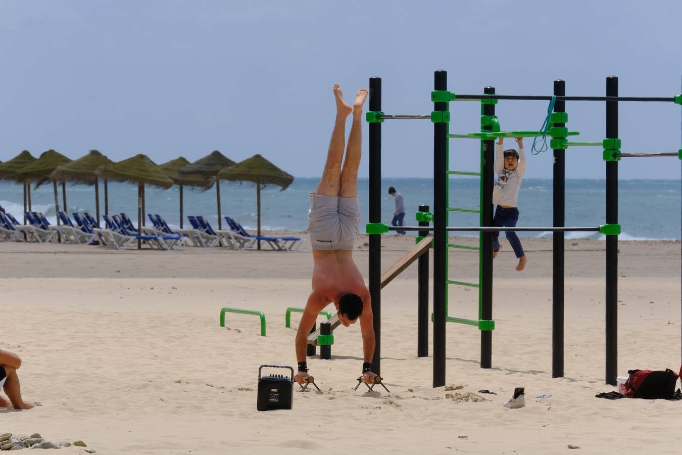 Fotos: Gran ambiente en las calles pero las playas se quedan a medio gas en el festivo del 2 de mayo en Cádiz