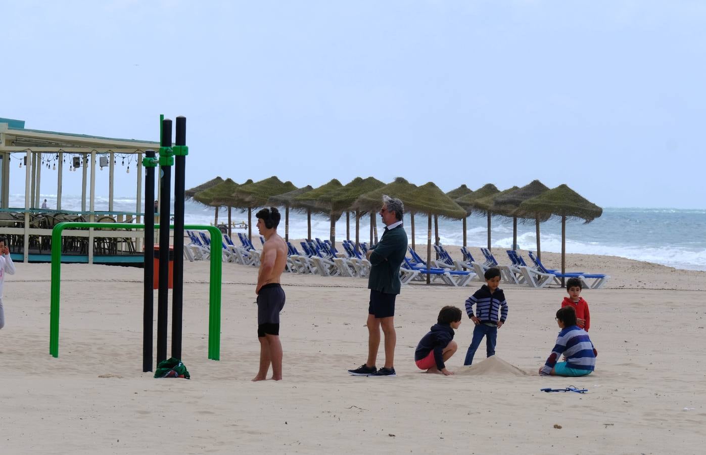 Fotos: Gran ambiente en las calles pero las playas se quedan a medio gas en el festivo del 2 de mayo en Cádiz