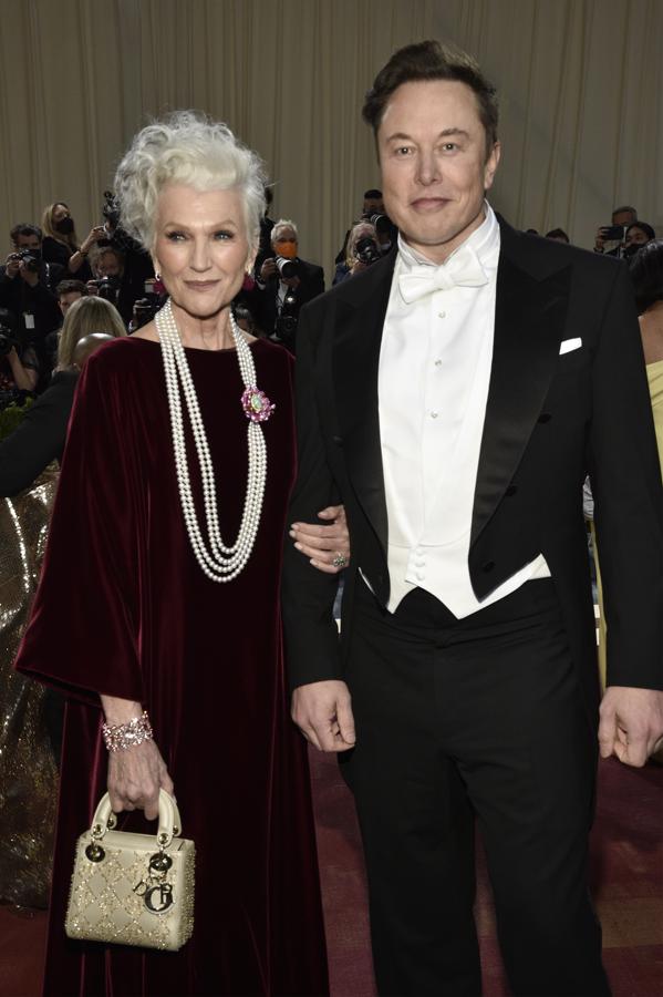 Elon Mysk y Maye Musk - Alfombra roja de la Gala MET 2022. El empresario acudiói acompañado de su madre, que lució un diseño burdeos de Dior Haute Couture con un bolso Lady Dior y zapatos de Dior.