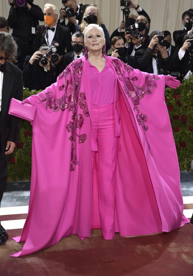 Glenn Close - Alfombra roja de la Gala MET 2022. Hizo de Valentino su elección con un total look fucsia donde la capa con bordados se hizo con el protagonismo.