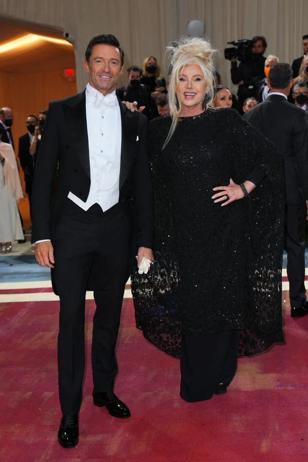 HughJackman y Deborra-LeeFurness - Alfombra roja de la Gala MET 2022. Muy elegante con un traje que encajaba a la perfección con el diseño negro de encaje y lentejuelas de su mujer.