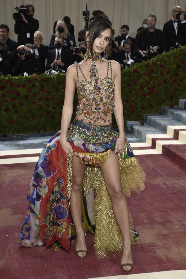 Emily Rataknowski - Alfombra roja de la Gala MET 2022. De Versace.