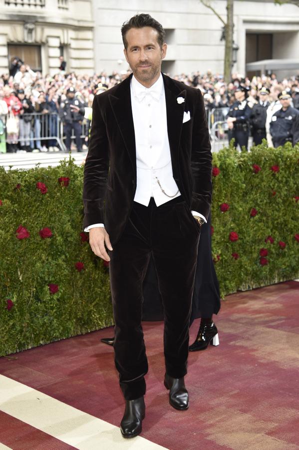 Ryan Reynolds - Alfombra roja de la Gala MET 2022. Ejerció de anfitrión y apostó por un dos piezas marrón chocolate de terciopelo.