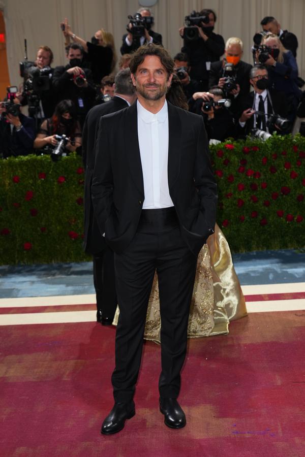 Bradley Cooper - Alfombra roja de la Gala MET 2022. Su estilismo fue uno de los más desenfadados de la noche, un traje sin corbata y con la camisa ligeramente desabrochada.