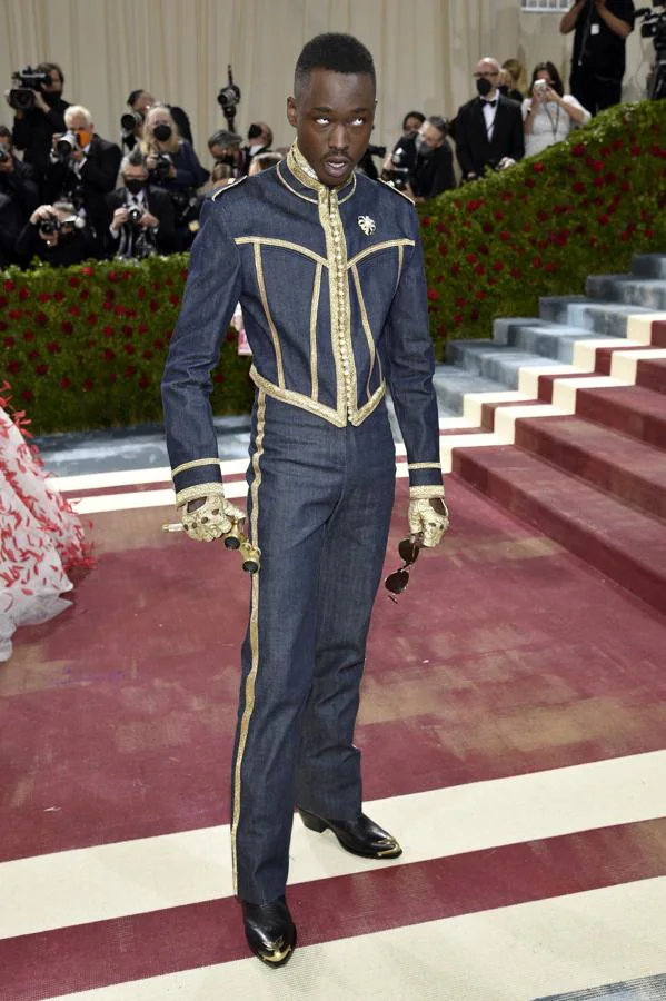 Asthon Sanders - Alfombra roja de la Gala MET 2022. Lució un traje denim con bordados dorados, aunque las verdaderas protagonistas fueron sus extravagantes lentillas.