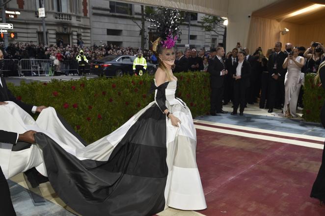 Sarah Jessica Parker - Alfombra roja de la Gala MET 2022. Aunque su look suele ser de los más esperados del evento, su diseño de John Rogers pasó sin pena ni gloria.