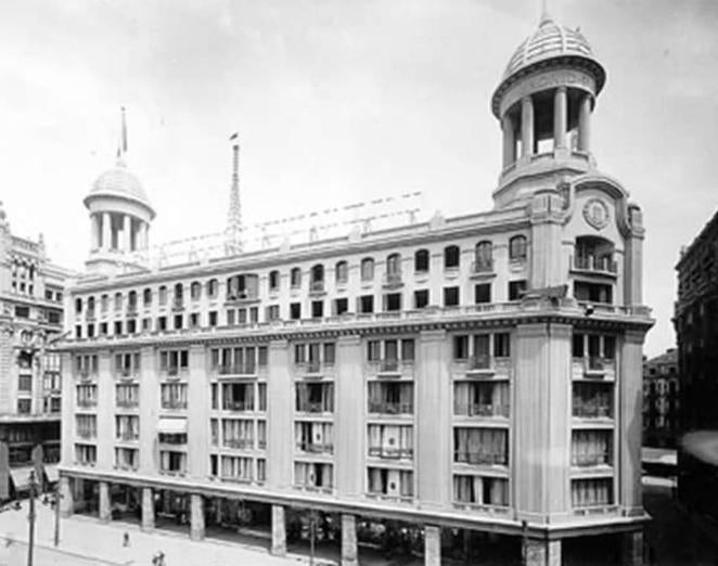 Edificio de los almacenes Madrid-París, en la Gran Vida hacia 1930. Unión Radio fijó sus estudios y antena en aquel edificio levantado por el arquitecto Teodoro Anasagasti en 1921. Wikipedia.. 