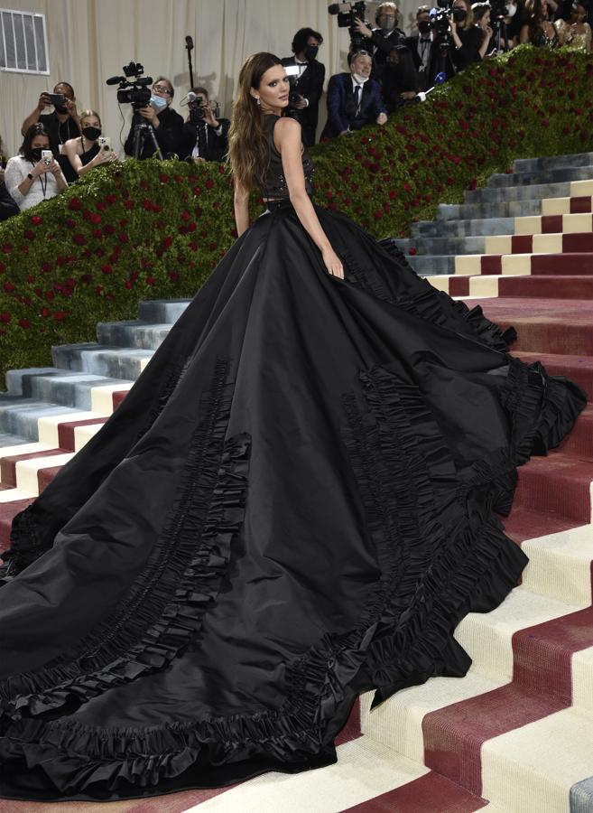 Kendall Jenner - Alfombra roja de la Gala MET 2022. Se decantó por uin vestido negro de jacqard de seda con una amplia cola con volantes, de Prada.