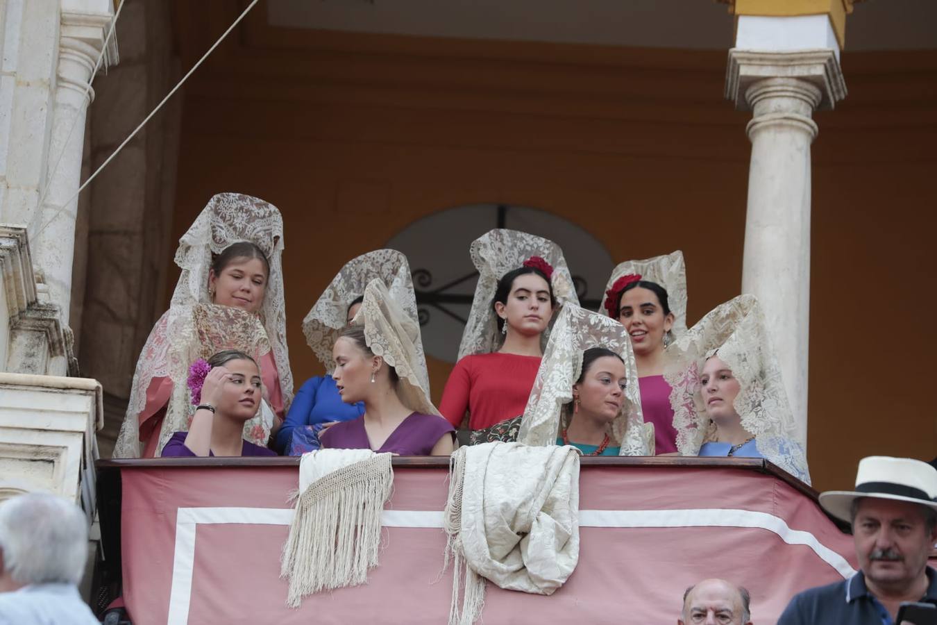 Mujeres de mantilla en el coso del Baratillo. RAÚL DOBLADO