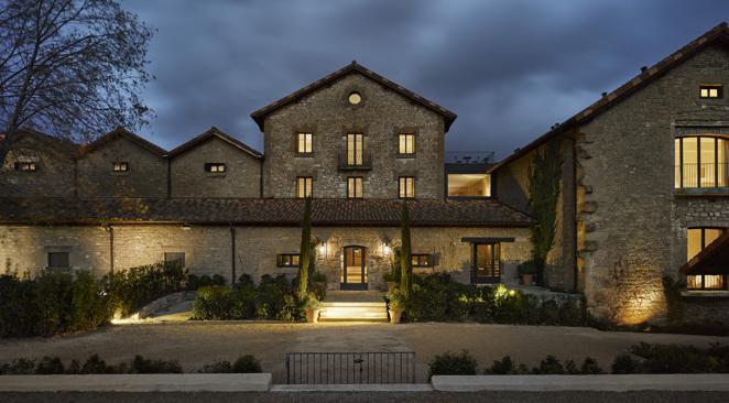 Un alojamiento solo por invitación. Bodegas Cosme Palacio fue la primera bodega en abrir un espacio dedicado al enoturismo en la Rioja alavesa en 1991; ahora también es el primer hotel que se gestiona por invitación en su totalidad