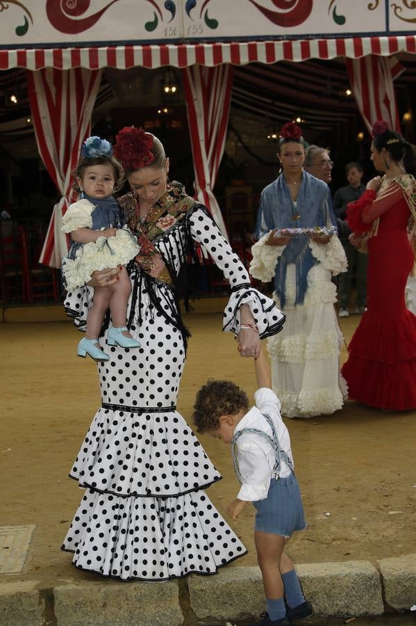 Ambiente en el real durante el miércoles de la Feria de Sevilla 2022. JUAN FLORES