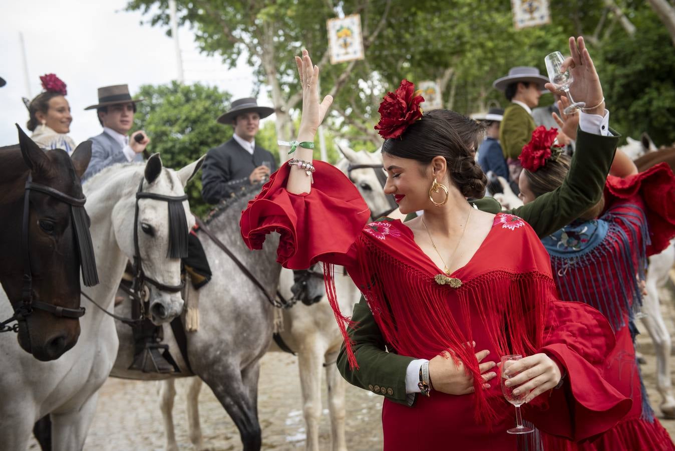 Ambiente en el real durante el miércoles de la Feria de Sevilla 2022. MAYA BALANYA