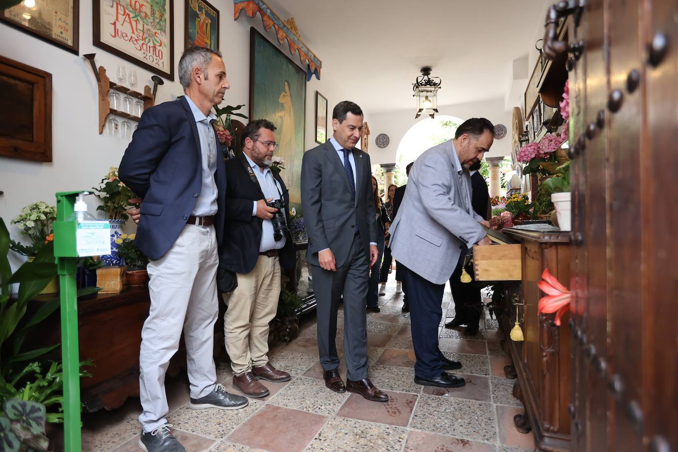 La visita del presidente de la Junta a los Patios de Córdoba, en imágenes