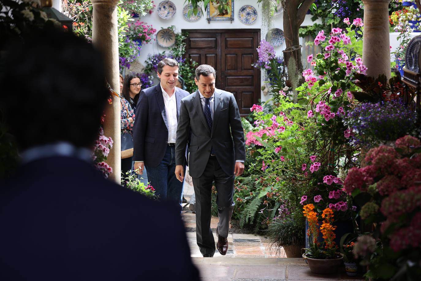 La visita del presidente de la Junta a los Patios de Córdoba, en imágenes