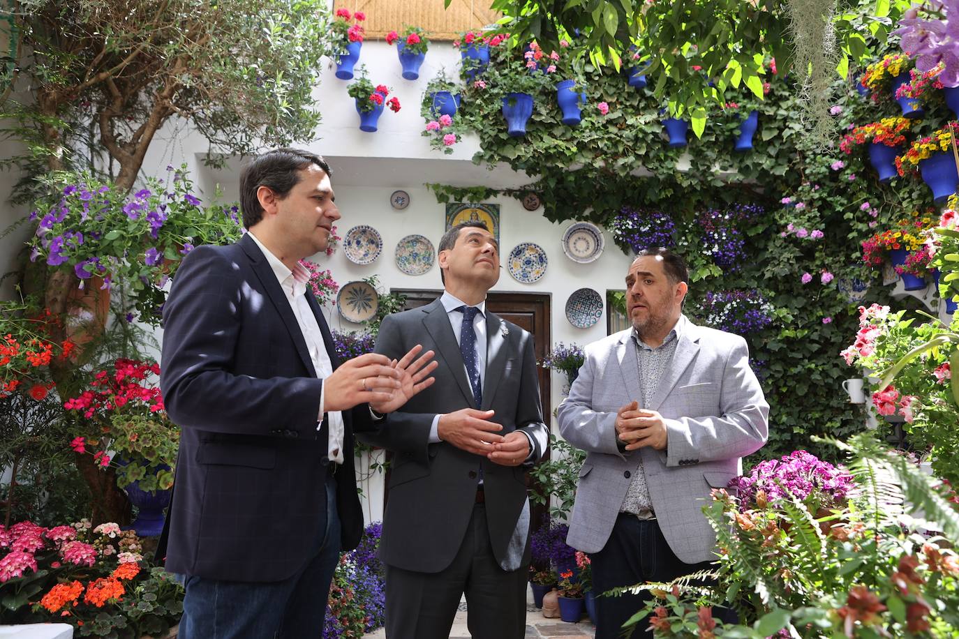 La visita del presidente de la Junta a los Patios de Córdoba, en imágenes