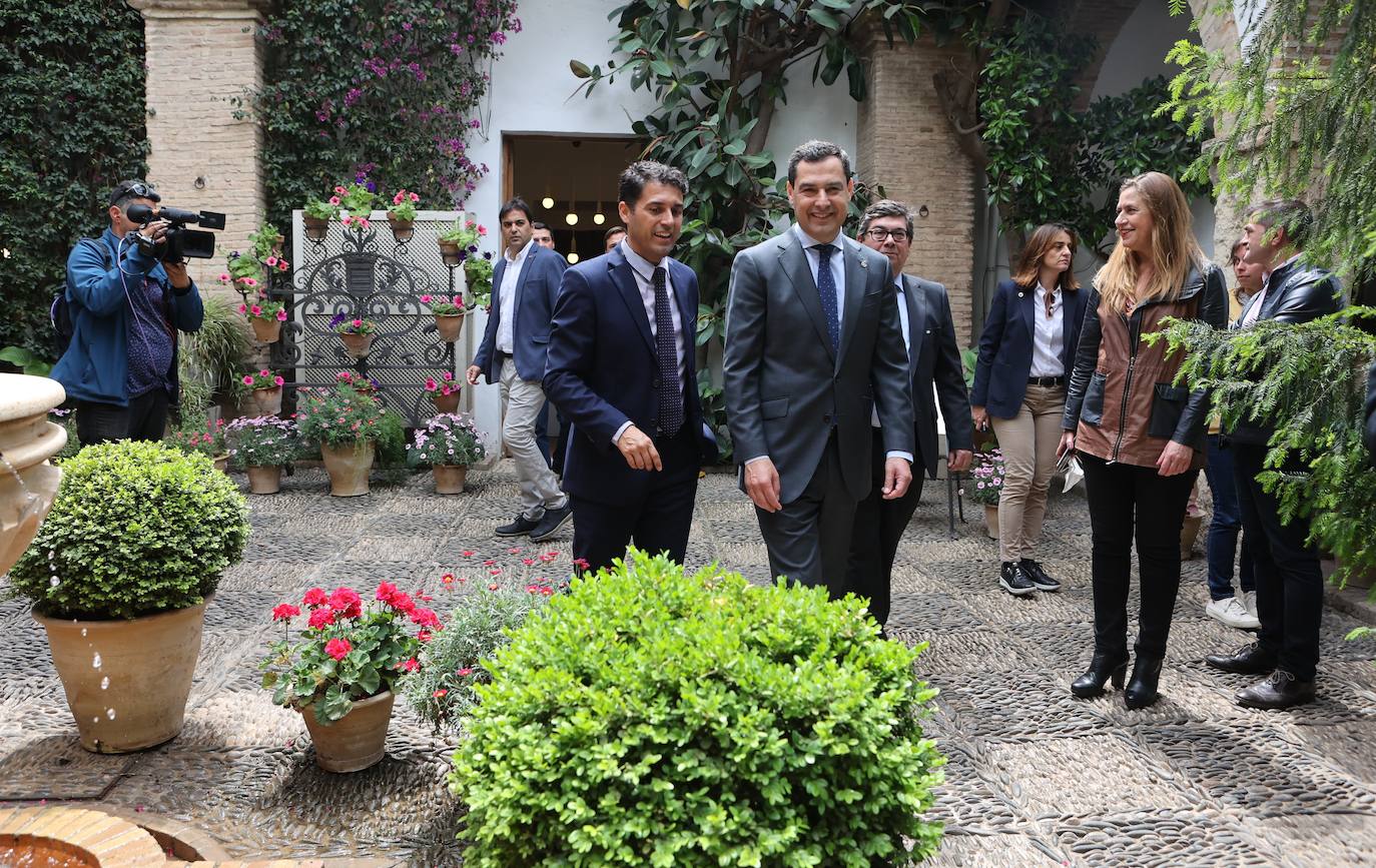 La visita del presidente de la Junta a los Patios de Córdoba, en imágenes