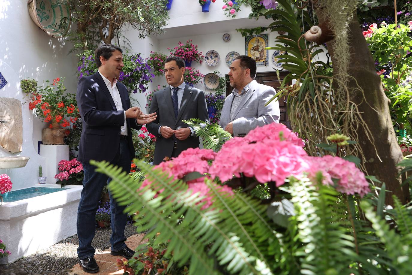 La visita del presidente de la Junta a los Patios de Córdoba, en imágenes