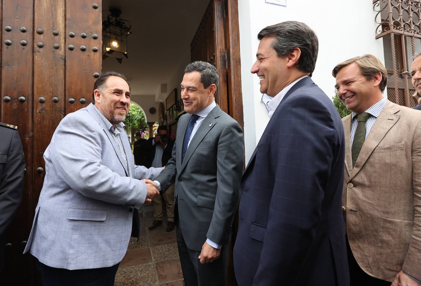 La visita del presidente de la Junta a los Patios de Córdoba, en imágenes