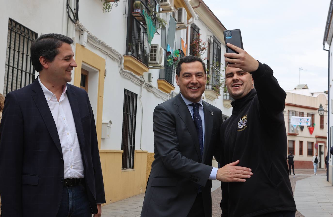 La visita del presidente de la Junta a los Patios de Córdoba, en imágenes