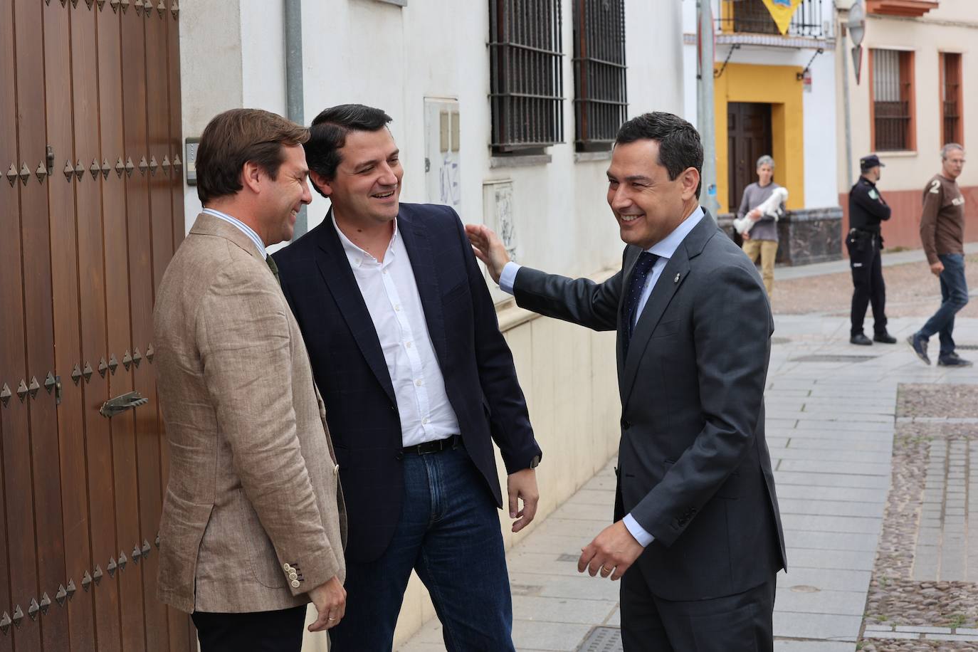 La visita del presidente de la Junta a los Patios de Córdoba, en imágenes